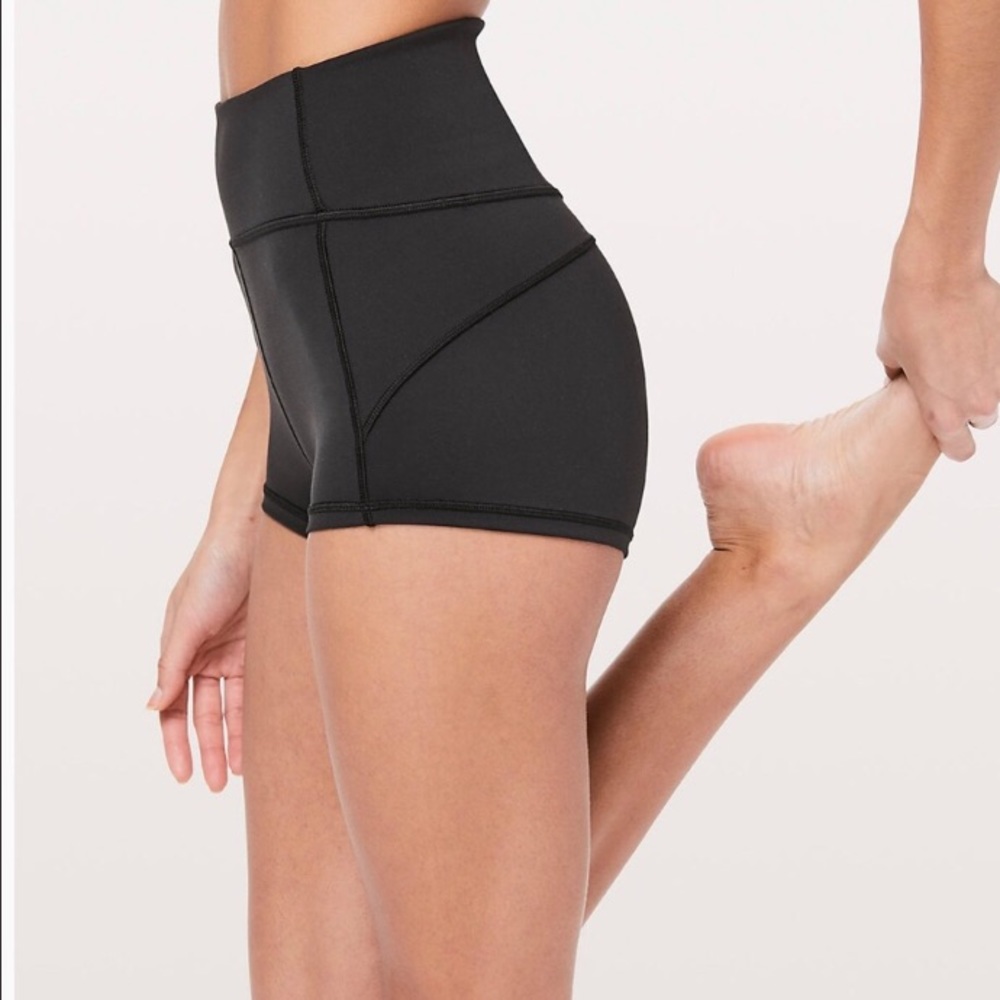 LULULEMON IN MOVEMENT SHORT SIZE 6